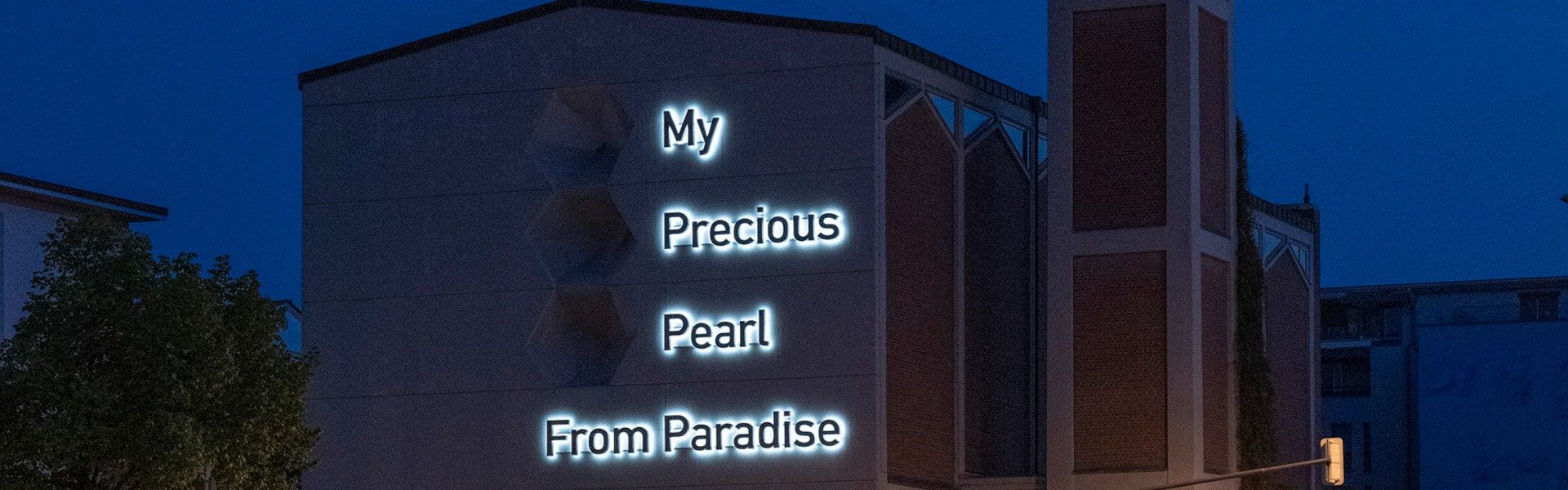 Leuchtschrift an der Elisabethkirche bei Nacht, Kassel. Foto (Ausschnitt): Johannes Seyerlein